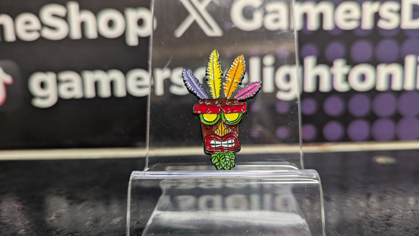 Crash Bandicoot Aku Aku mask pin badge ( large)